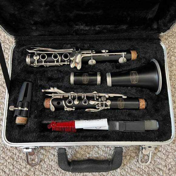 Bundy Clarinet w/ Case, Reeds, Strap, Cleaning Accessories and Disney Music Book - Picture 2 of 10